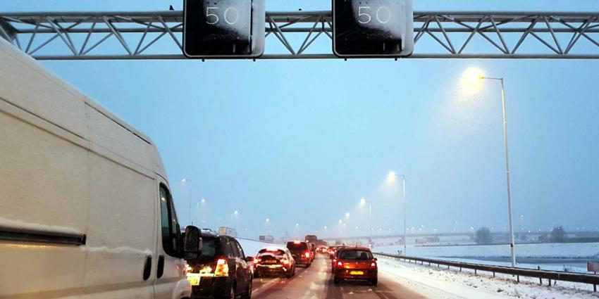 Filerecord: Sneeuwval zorgt voor veel overlast in het verkeer