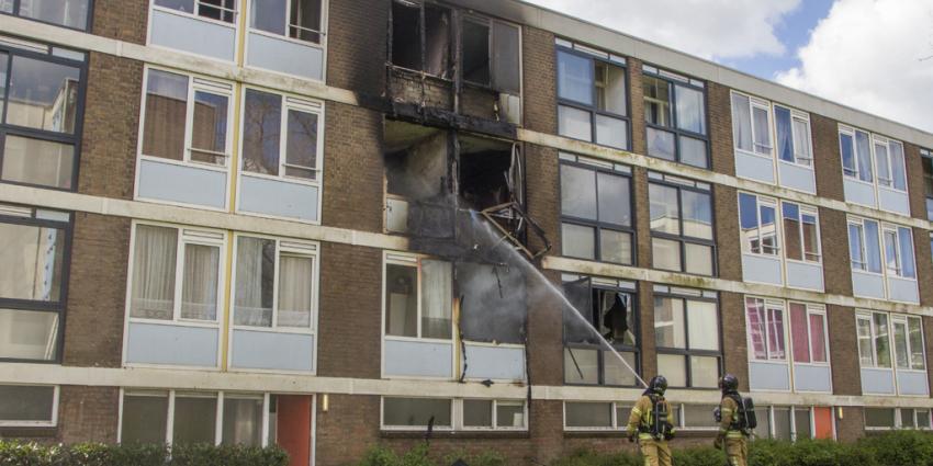 Grote brand verwoest drie woningen in Rotterdam