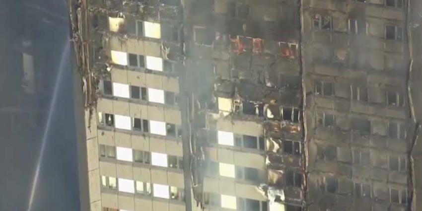 Londense woontoren volledig in brand, brandweer meldt doden