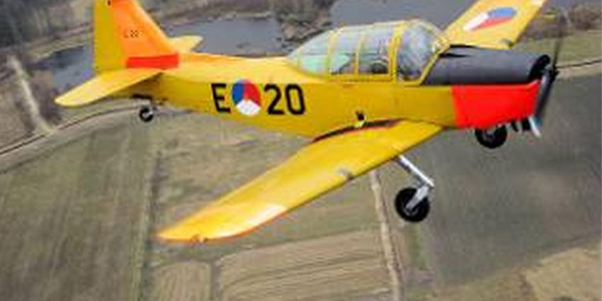 Historische Fokker S-11 tijdens landing door landingsgestel gezakt