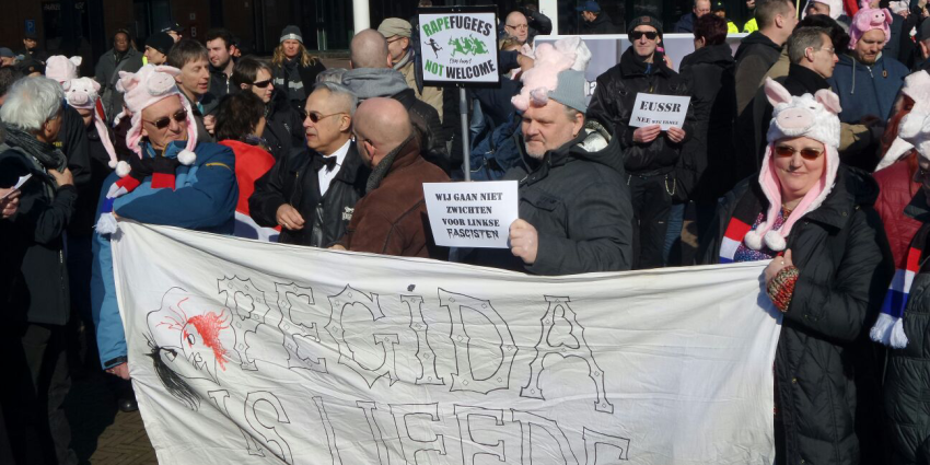 Voorman Pegida Edwin Wagensveld door de politie aangehouden vanwege tonen hakenkruis