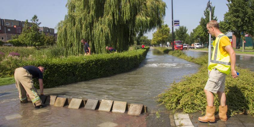 Wegen blank door gesprongen waterleiding