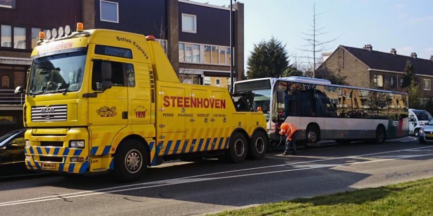 Groot oliespoor door lekkende RET bus