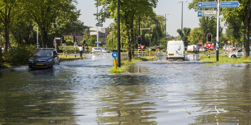 Wegen blank door gesprongen waterleiding