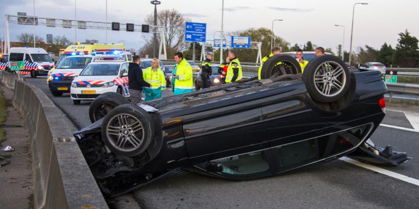 Auto over de kop op A20