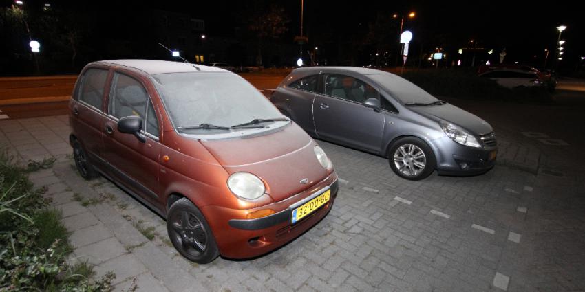 Baldadige jeugd spuit voertuigen onder