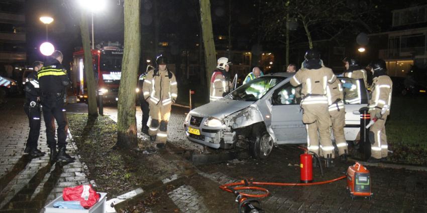 Auto rijdt tegen boom in Schiedam
