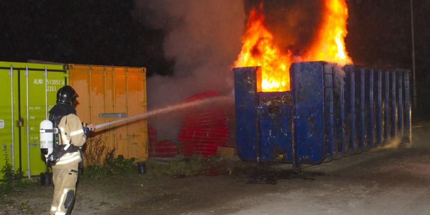 Brandweer heeft handen vol aan brandende containers