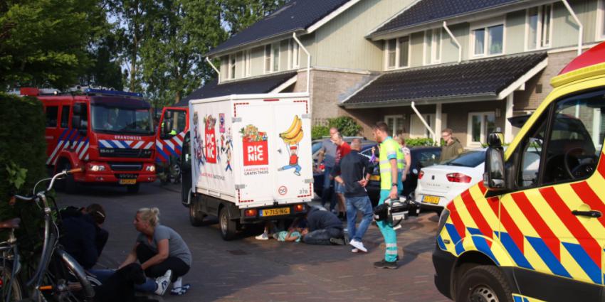 Meisje vast onder wagentje