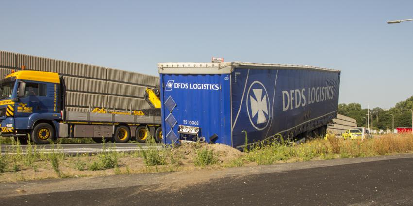 Vrachtwagentrailer schiet los op de A20