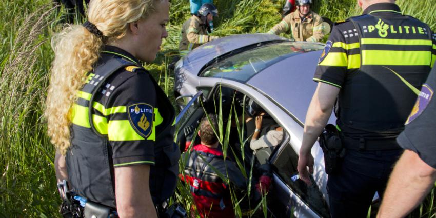 Zwangere vrouw met auto te water