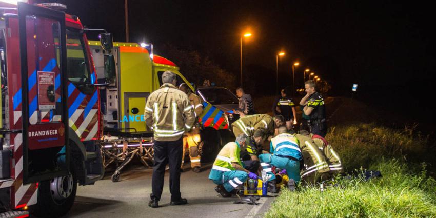Auto van de dijk gelanceerd na botsing
