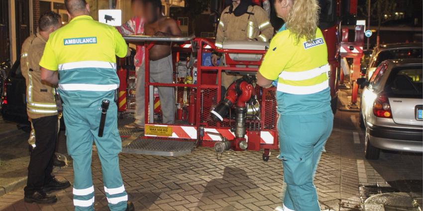 Man en vrouw van balkon gered tijdens brand