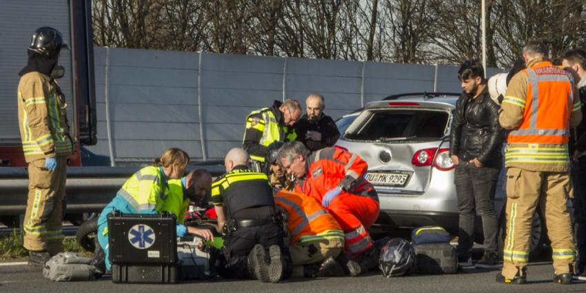  Motorrijder botst achterop auto A20