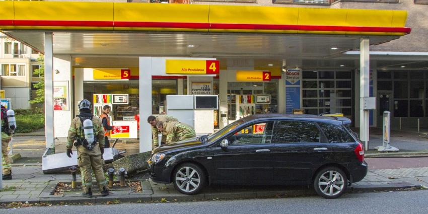 Auto rijdt tegen benzineinstallatie in Schiedam