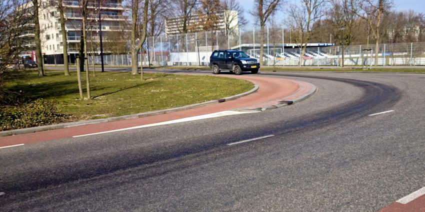 Groot oliespoor door lekkende RET bus