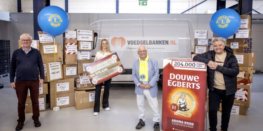 V.l.n.r. op de foto: Henk Foekens (Voedselbanken Nederland), Ellen van der Linde (Marketing Manager Douwe Egberts), Jaap Stelling (Lionsclubs Nederland) en René Froger, ambassadeur van Voedselbanken Nederland