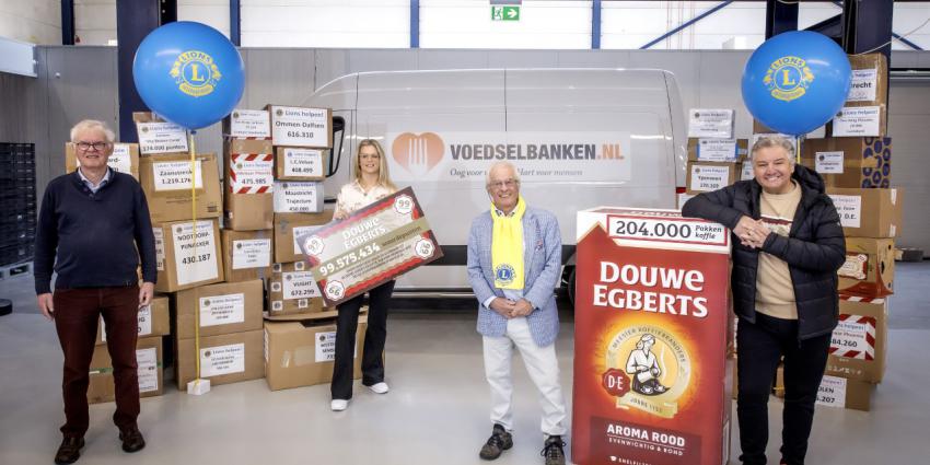 V.l.n.r. op de foto: Henk Foekens (Voedselbanken Nederland), Ellen van der Linde (Marketing Manager Douwe Egberts), Jaap Stelling (Lionsclubs Nederland) en René Froger, ambassadeur van Voedselbanken Nederland