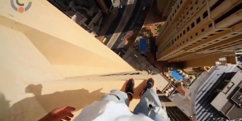 Sterk staaltje freerunnersstyle, van plateau naar plateau op 43 verdiepingen hoogte 
