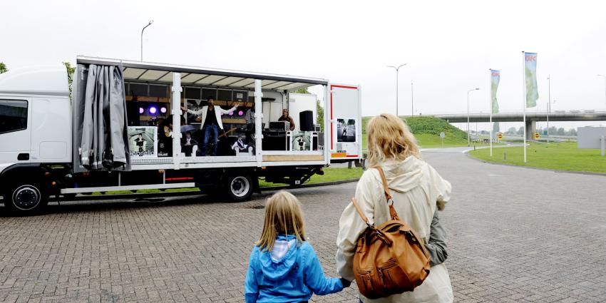 Belgische zanger protesteert met verrassingstoer 