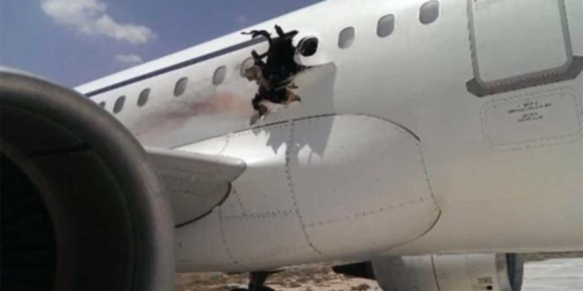 Explosie maakt gat in romp vliegtuig vlak na opstijgen