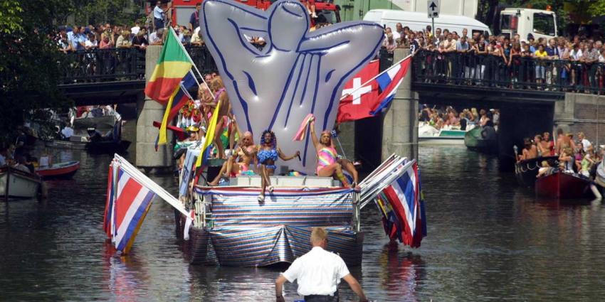 Boot van ministerie VenJ vaart mee tijdens Canal Parade 