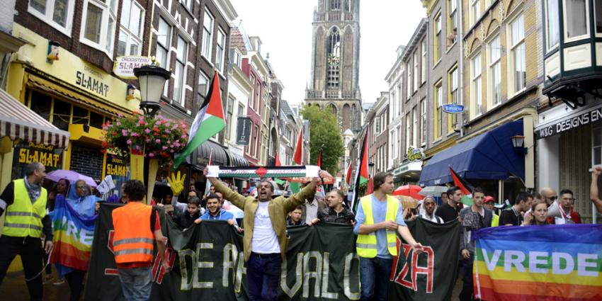 Pro Gaza demo trekt door regenachtig centrum Utrecht