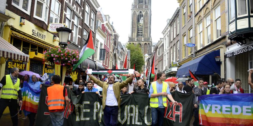 Pro Gaza demo trekt door regenachtig centrum Utrecht