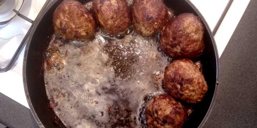 gehaktballen-koekenpan-gasfornuis