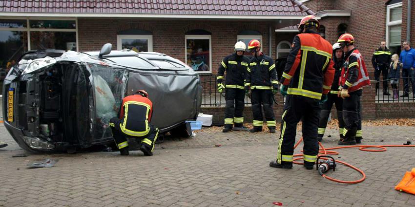 Vrouw gekanteld met auto in Nieuw Amsterdam