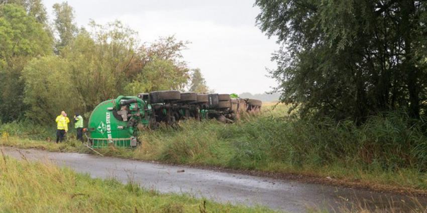 vrachtwagen, kantelen, berm, aanrijding, personenauto