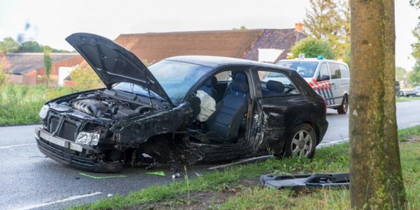 vrachtwagen, kantelen, berm, aanrijding, personenauto