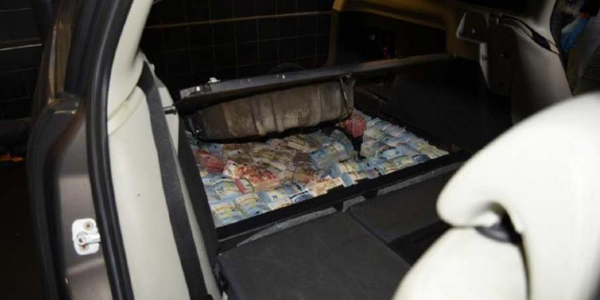 Bergen drugsgeld in verborgen ruimtes in auto&#039;s