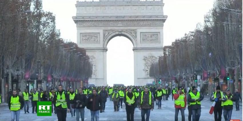 Duizenden 'gele hesjes' op de been bij betoging in Parijs