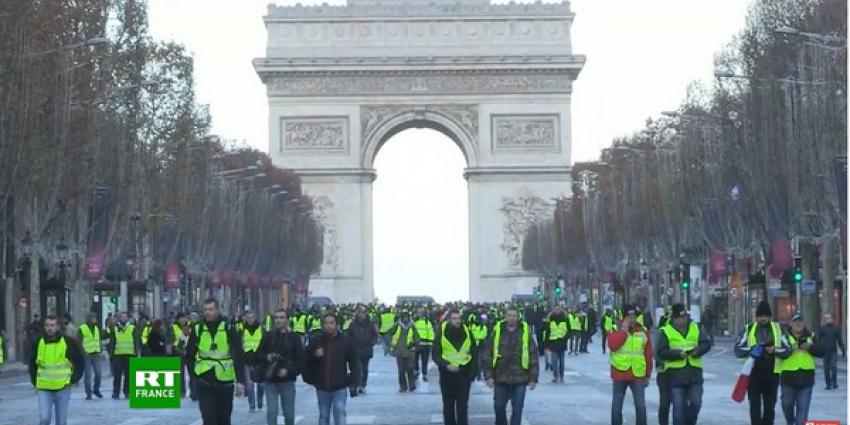 Duizenden 'gele hesjes' op de been bij betoging in Parijs