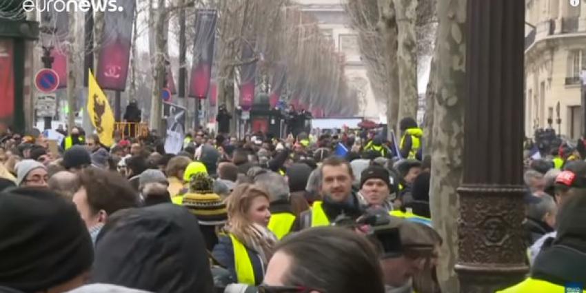 Gele hesjes protesteren in Parijs en in andere steden van Frankrijk 