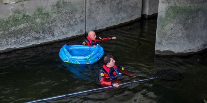 Brandweer redt eendjes uit gemaal