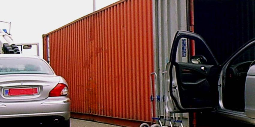 Politie onderzoekt uitvoer gestolen personenauto's