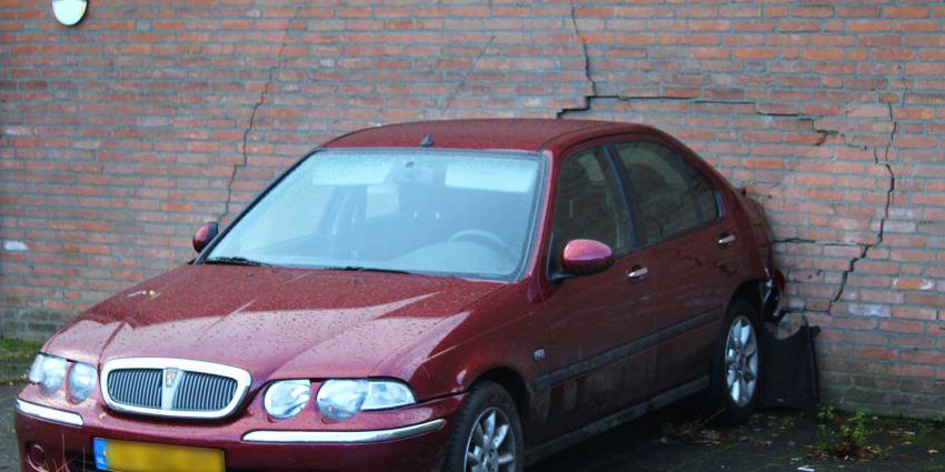 Vrouw knalt met auto tegen gevel van woning in Oisterwijk