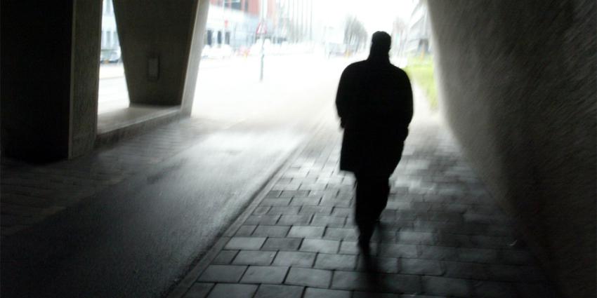 Zes man slaan in op onschuldige voorbijganger