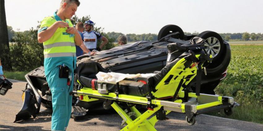 auto, op zijn kop, botsing, boom, gieterveen