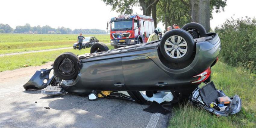 auto, op zijn kop, botsing, boom, gieterveen