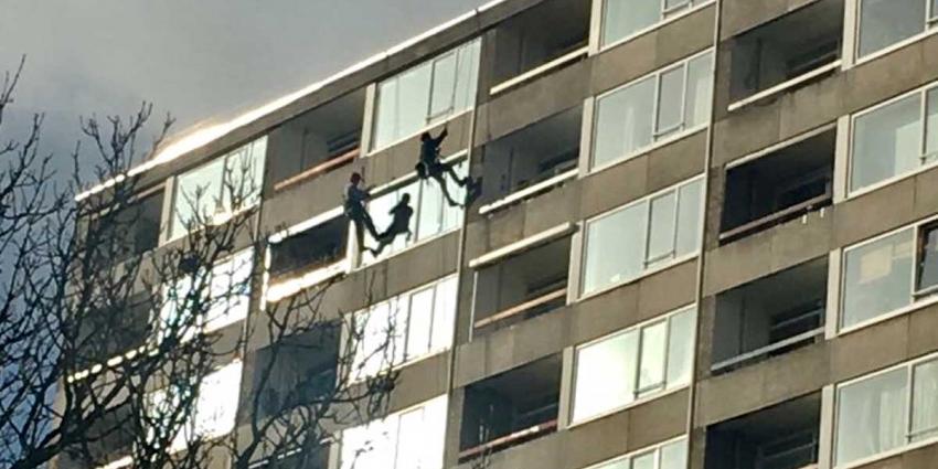 Consternatie om aan touw hangende glazenwassers op 13e etage