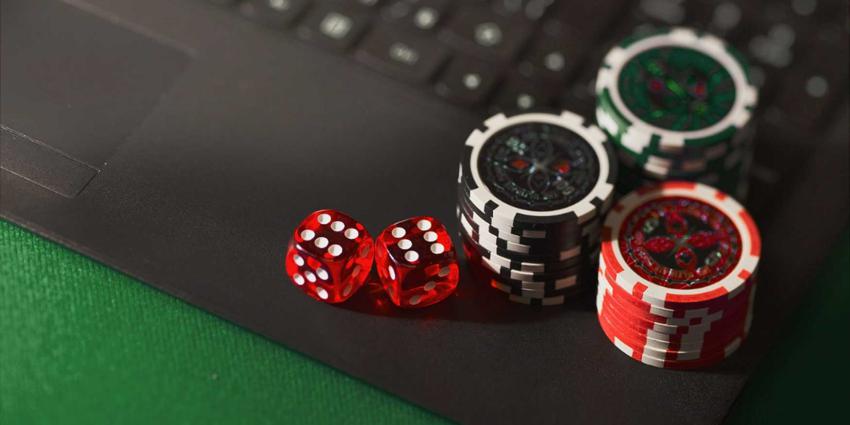 gokken-online-laptop-fiches-dobbelstenen