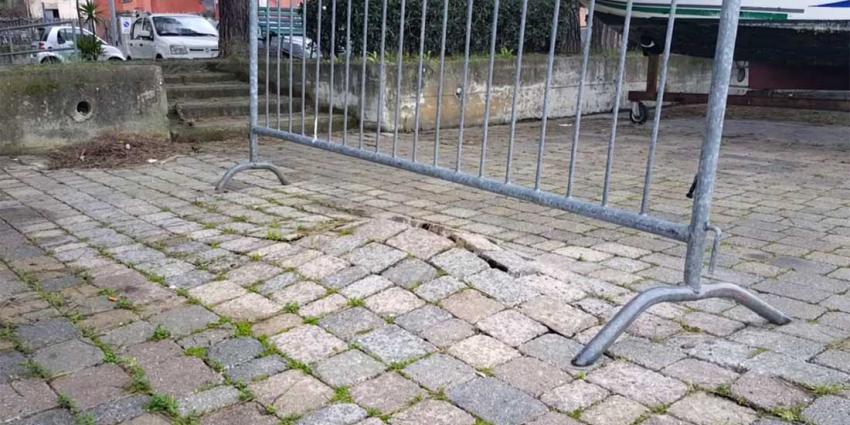 Spectaculaire beelden bewegende trottoirstenen