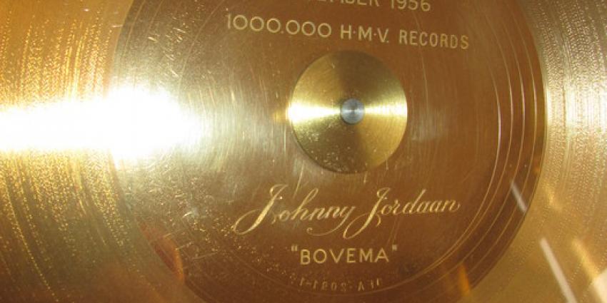 Eerste gouden plaat van Johnny Jordaan geveild voor meer dan 2000 euro