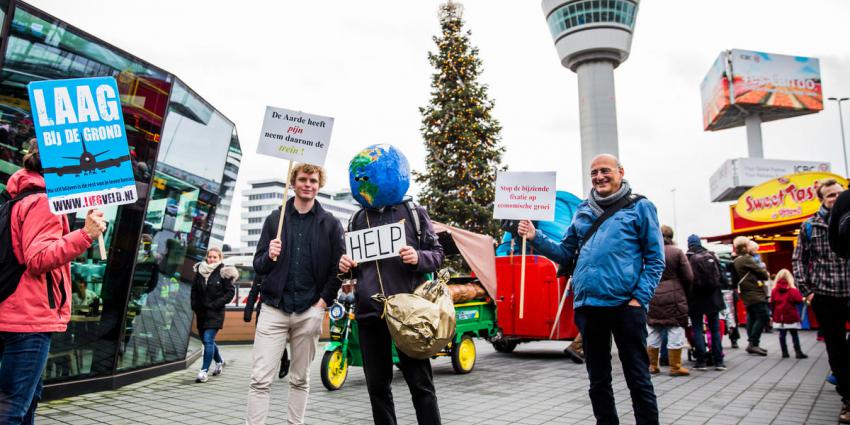 Actie Greenpeace bij Schiphol