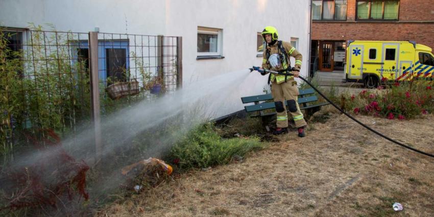 Brandweer met spoed naar grasbrand tegen woning