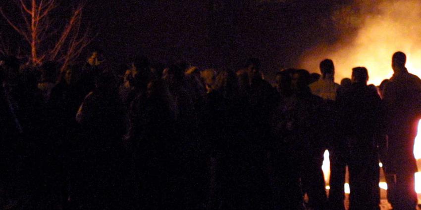 groep-mensen-vuur-donker