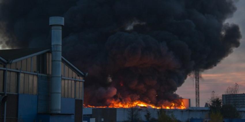 Grote brand in leegstaande loods Schiedam, rijbanen A20 weer vrij 